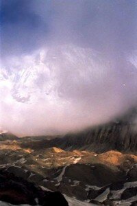 z mgieł i chmur wyłania się ściana Annapurny