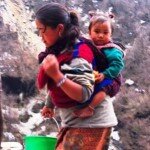 kobiety w Himalajach nie rozstają się ze swoimi najmłodszymi pociechami