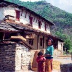 mieszkanki wioski w Himalajach przed swoim domem