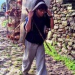 ciążka praca tragarza w Himalajach