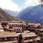 mijamy kolejną wioską w Himalajach