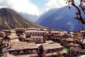 mijamy kolejną wioską w Himalajach