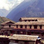 typowe domy wiejskie na himalajskich stokach