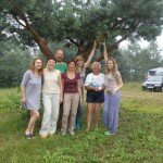słynne drzewo podróżników w Budach Lucieńskich i ekipa z rejsu po wyspach tropikalnych