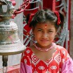 młoda Nepalka przed wejściem do świątyni