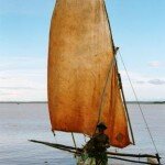 tradycyjna łódź z żaglem