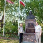 Katarzyna Fischbach i Jurek Majcherczyk przy pomniku Kazimierza Puławskiego w Wallington